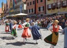 ein schwungvolles und farbenfrohes Bild
